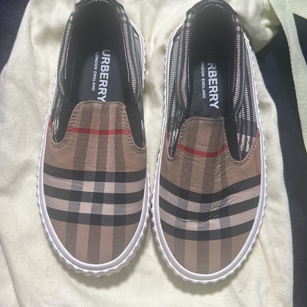 Authentic Burberry - Picture 2 of 5